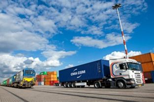 公路運(yùn)輸比重下降 未來鐵路與水路或?qū)⒖钙鹭浳镞\(yùn)輸大梁